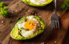 Ouă coapte în avocado. Mic dejun sănătos în doar 15 minute!