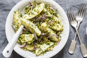 Salată franțuzească cu cartofi noi