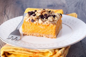 Prăjitură cu dovleac și crumble de ovăz și ciocolată