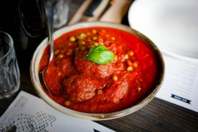 Ingredientul pe care italienii îl adaugă în sosul de roșii pentru un gust mai bogat