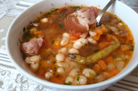 5 rețete de fasole cu ciolan sau afumătură