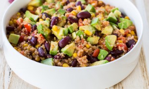 Salată de quinoa cu avocado și fasole roșie