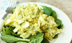 Salată cu ouă fierte și avocado