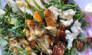 Salată cu pere, gorgonzola și nuci pecan