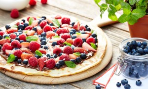 Pizza desert cu Nutella și fructe de pădure
