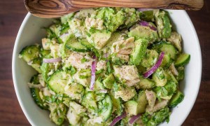 Salată cu ton și avocado