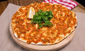 Lahmacun - pizza turcească