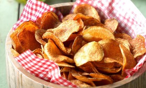 Chips-uri din cartofi rumenite la cuptor