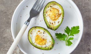 Ouă coapte în avocado - un mic dejun PERFECT