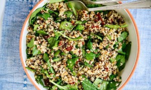 Salată de quinoa cu spanac și roșii uscate