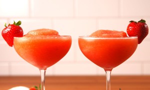 Cocktail cu căpșuni și vin rose