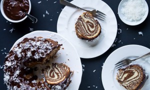 Tort "zebră" cu glazură de ciocolată și cocos