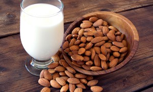 5 Beneficii ale consumului de lapte de migdale