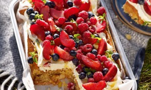 Prăjitură cu marțipan, mascarpone și fructe