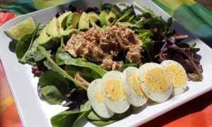 Salată cu ton și ouă fierte