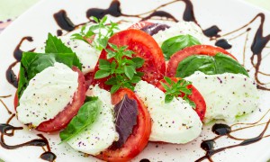 Salată caprese. Rețeta italiană de salată cu roșii, mozzarella și busuioc