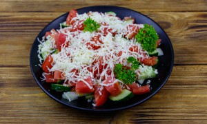 Salată bulgărească - rețeta clasică, sănătoasă și plină de arome