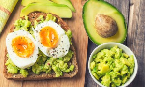 6 rețete de mic dejun cu avocado și ouă