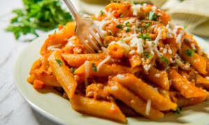 Paste cu sos de roșii, brânză mozzarella și usturoi