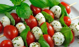 Frigărui cu mozzarella și roșii cherry