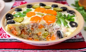 Sondaj: Șase din zece români pun mazăre în salata boeuf și 70% preferă salata boeuf cu pui în loc de vită