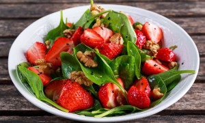 Salată de vară cu spanac, căpșuni și nuci