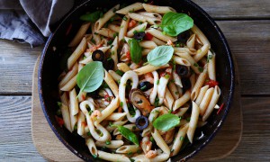 Penne cu creveți și scoici trase în vin