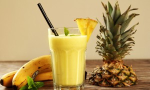 Smoothie cu ananas și banane -  rețetă super simplă și delicioasă