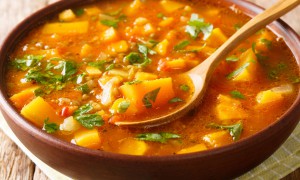 Mâncare de cartofi delicioasă cu măsline