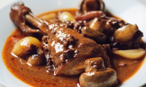 Coq au vin - rețeta tradițională franțuzească, cu pui, gătit lent