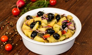 Salată orientală cu măsline, ouă și ceapă roșie