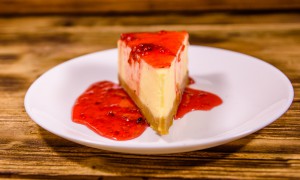 Cheesecake cu topping de zmeură