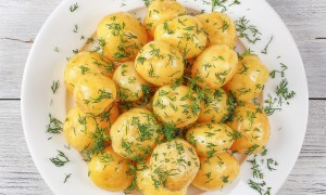 Cartofi noi natur cu unt, mărar și usturoi