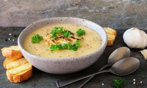 Supă cremă de conopidă coaptă. Are puține calorii și este sănătoasă