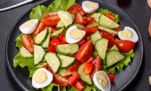 Salată de primavară cu ouă de prepeliță