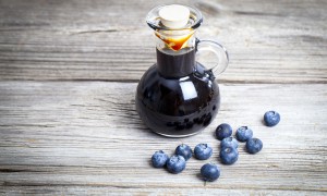 Sirop de afine care merge perfect cu apă minerală