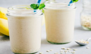 Smoothie de banană, ovăz și miere – rețetă simplă pentru mic dejun