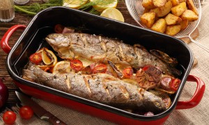 Pește la tavă cu vin alb - cea mai ușoară rețetă