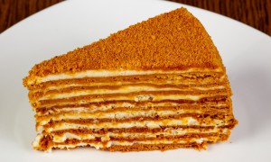 Tort Medovik - rețeta originală a tortului cu miere și smântână