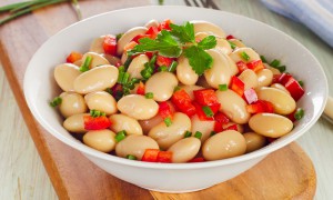 Salată de fasole boabe - cea mai simplă rețetă (5 minute)