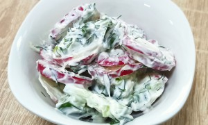 Salată de vară (roșii, castraveți, iaurt)