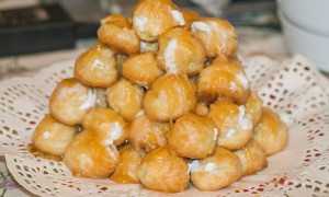Croquembouche - cu choux-uri și cremă de vanilie