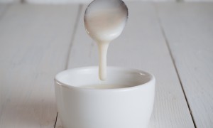 Cremă de cocos raw vegană - rețetă rapidă, fără coacere, sănătoasă și ușor de făcut