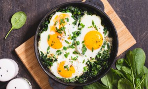 Cum să gătești spanac cu ou ochi: rețetă simplă și versatilă