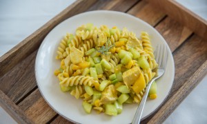 Salată de paste cu piept de pui și mango