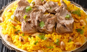 Mansaf - mâncarea națională a Iordaniei. Rețetă tradițională cu miel, orez și iaurt