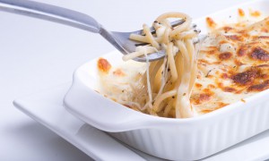 Macaroane la tavă – rețetă clasică la cuptor, cu ouă, smântână și șuncă