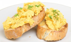 Scrambled eggs sau ouă jumări. Rețeta e simplă și rapidă