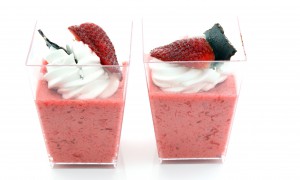 Mousse de căpșuni pentru desert la pahar