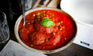 Ingredientul pe care italienii îl adaugă în sosul de roșii pentru un gust mai bogat